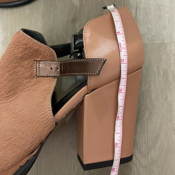 Robert Clergerie calf skin Tan Heels with Modern Design - Picture 14 of 15